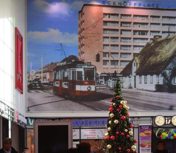Das waren noch Zeiten: Das Wandbild im Einkaufszentrum am Eckhoffplatz zeigt die frühere Schienenanbindung Lurups FOTO: BENJAMIN HARDERS