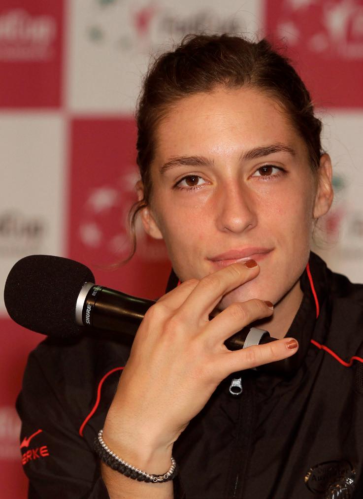 Mit dem Mikrofon in der Hand fühlt sie sich wohl. Ihre beiden ersten ZDF Sendungen moderierte sie am 1. und 8.12. Foto: Jürgen Hasenkopf Mit dem Mikrofon in der Hand fühlt sie sich wohl. Ihre beiden ersten ZDF Sendungen moderierte sie am 1. und 8.12. Foto: Jürgen Hasenkopf
