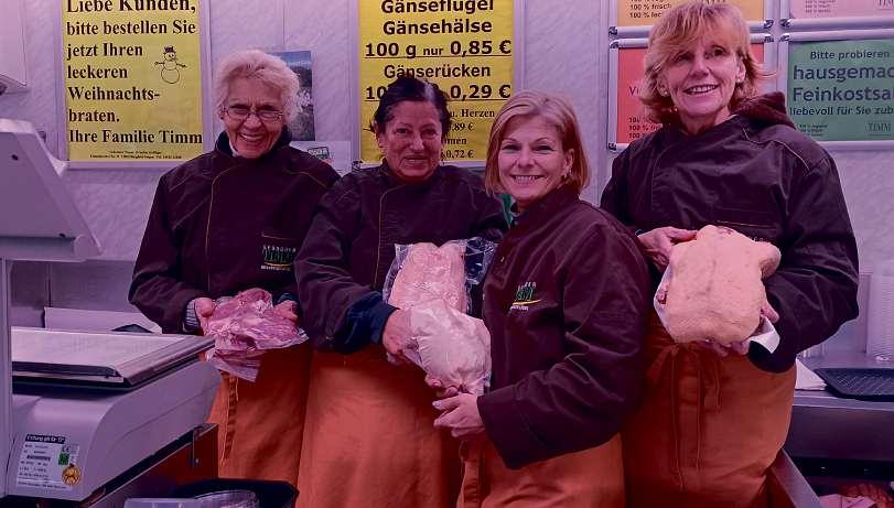 Frische Gänse vom Geflügelhof Timm bieten Gisela Tennhöf, Chefin Maria Timm, Anja Buzalski und Sabine Brüggen an. Fotos: Jaeger Frische Gänse vom Geflügelhof Timm bieten Gisela Tennhöf, Chefin Maria Timm, Anja Buzalski und Sabine Brüggen an. Fotos: Jaeger