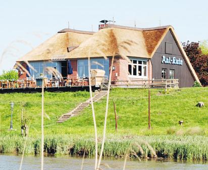 Die Aal-Kate in Neuendeich bietet einen tollen Blick über die Pinnau Die Aal-Kate in Neuendeich bietet einen tollen Blick über die Pinnau
