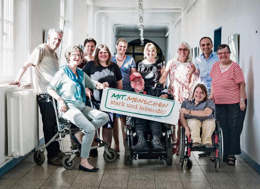 Stets gut gelaunt arbeitet die Gruppe aus Klienten und Mitarbeitenden  Stets gut gelaunt arbeitet die Gruppe aus Klienten und Mitarbeitenden