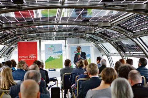 Der Meteorologe und Klimaforscher Prof. Mojib Latif, hier bei einer Rede auf dem Solarschiff „Alstersonne“ im vergangenen Jahr, engagiert sich im Klimawochenbeirat Foto: Odile Hain Der Meteorologe und Klimaforscher Prof. Mojib Latif, hier bei einer Rede auf dem Solarschiff „Alstersonne“ im vergangenen Jahr, engagiert sich im Klimawochenbeirat Foto: Odile Hain