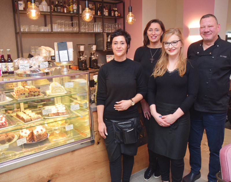 Sie kümmern sich um die Wünsche der Besucher des Elmshorner Cafés am Vorstegen Foto: Kuno Klein Sie kümmern sich um die Wünsche der Besucher des Elmshorner Cafés am Vorstegen Foto: Kuno Klein