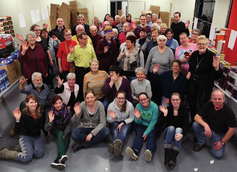 Das Team der Deutschen Hilfs gemeinschaft packt fleißig Pakete