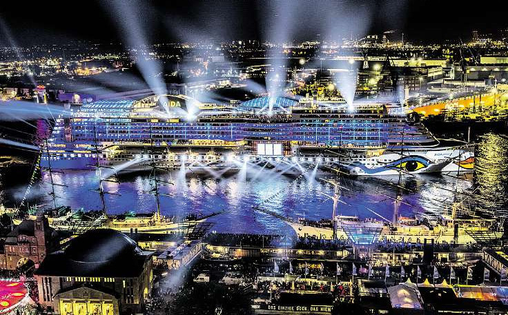 Die AIDAprima führt die große Schiffsparade an Foto: AIDA Cruises Die AIDAprima führt die große Schiffsparade an Foto: AIDA Cruises
