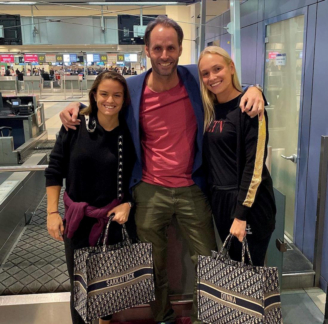 Mit Maria Sakkari, Donna und Golfbag von Moskau nach Zuhai.  Mit Maria Sakkari, Donna und Golfbag von Moskau nach Zuhai.