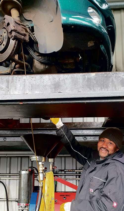 Kiesow ist qualifizierter PKW-Entsorgungsbetrieb: Ausrangierte Altfahrzeuge werden fachgerecht von Altöl befreit. Kiesow ist qualifizierter PKW-Entsorgungsbetrieb: Ausrangierte Altfahrzeuge werden fachgerecht von Altöl befreit.