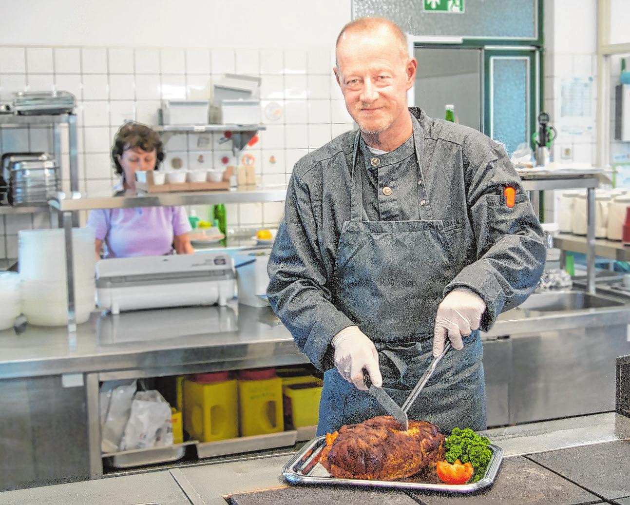 Der Braten gibt einen guten Saft ab. Daraus zaubert Svend Spahrbier dann eine köstliche Bratensoße Foto: Umsorgt wohnen Der Braten gibt einen guten Saft ab. Daraus zaubert Svend Spahrbier dann eine köstliche Bratensoße Foto: Umsorgt wohnen