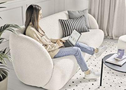 Das Dreisitzersofa Paula der Sofa Company hat einen Bouclé-Bezug, es wurde 2021 mit dem Red Dot Design Award ausgezeichnet. Sofa Company ist mit einem Showroom in Hamburg vertreten Das Dreisitzersofa Paula der Sofa Company hat einen Bouclé-Bezug, es wurde 2021 mit dem Red Dot Design Award ausgezeichnet. Sofa Company ist mit einem Showroom in Hamburg vertreten