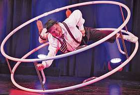 Zum Staunen und Schmunzeln: Der russische Artist Konstantin Mouraview stellt Unglaubliches mit dem Rhönrad an Zum Staunen und Schmunzeln: Der russische Artist Konstantin Mouraview stellt Unglaubliches mit dem Rhönrad an