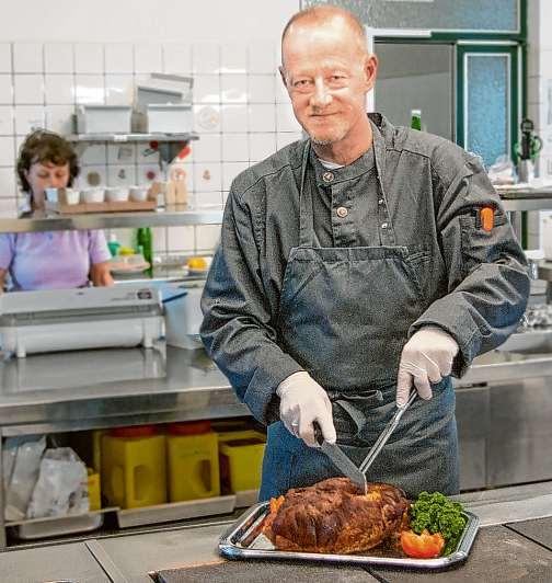 Der Braten gibt einen guten Saft ab. Daraus zaubert Svend Spahrbier dann eine köstliche Bratensoße Foto: Umsorgt wohnen Der Braten gibt einen guten Saft ab. Daraus zaubert Svend Spahrbier dann eine köstliche Bratensoße Foto: Umsorgt wohnen