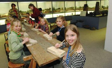Kinder in der Museumswerkstatt, MAURICIO BUSTAMANTE
