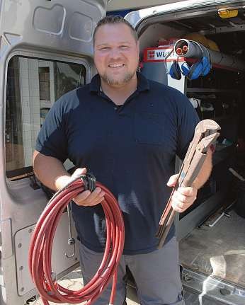 Meister Oliver Dunst sorgt bei Rudolf Bowell Heiztechnik für den reibungslosen Ablauf auf den Baustellen Fotos: Jordan Meister Oliver Dunst sorgt bei Rudolf Bowell Heiztechnik für den reibungslosen Ablauf auf den Baustellen Fotos: Jordan