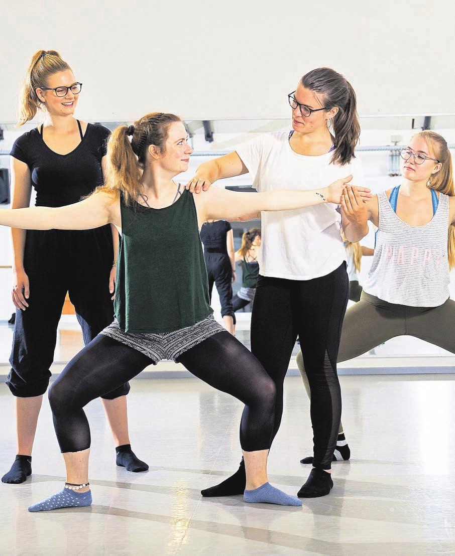 Eva Baalmann (Mitte) ist angehende Tanzlehrerin. Sie unterrichtet (v. l.) Britta Strohmeier, Ilka Erdmann und Ellie Hainsworth. FOTO: HEINER KÖPCKE Eva Baalmann (Mitte) ist angehende Tanzlehrerin. Sie unterrichtet (v. l.) Britta Strohmeier, Ilka Erdmann und Ellie Hainsworth. FOTO: HEINER KÖPCKE