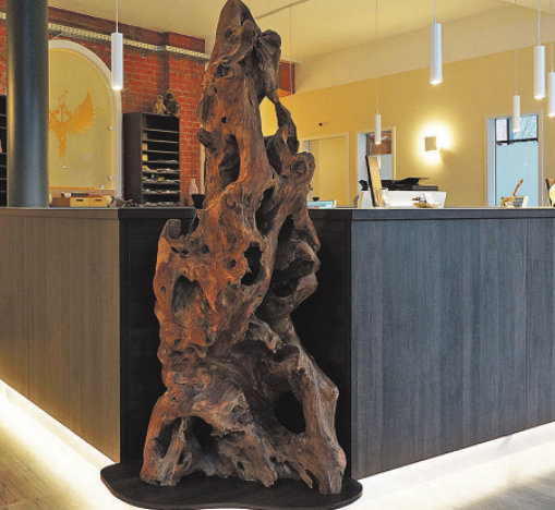 Für die Hanse Therapie hat Tischlermeister Karsten Diedrichs einen eindrucksvollen Empfangstresen gefertigt Für die Hanse Therapie hat Tischlermeister Karsten Diedrichs einen eindrucksvollen Empfangstresen gefertigt