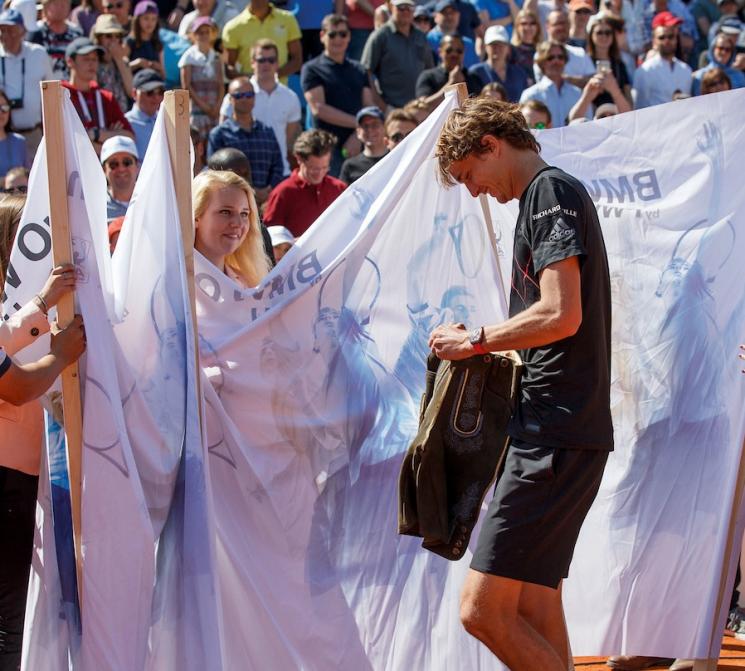 Siegerehrung BMW Open München: Gar nicht so einfach, sich auf dem Center Court die bayrische Sieger-Lederhose anzuziehen. (Foto: Jürgen Hasenkopf) Siegerehrung BMW Open München: Gar nicht so einfach, sich auf dem Center Court die bayrische Sieger-Lederhose anzuziehen. (Foto: Jürgen Hasenkopf)