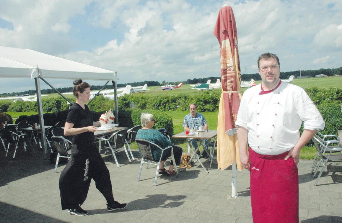 Sven Szaguhn bietet am „Tower Restaurant“ einen schönen Blick auf den Flugplatz Heist und dazu leckere Köstlichkeiten Fotos: Kuno Klein Sven Szaguhn bietet am „Tower Restaurant“ einen schönen Blick auf den Flugplatz Heist und dazu leckere Köstlichkeiten Fotos: Kuno Klein