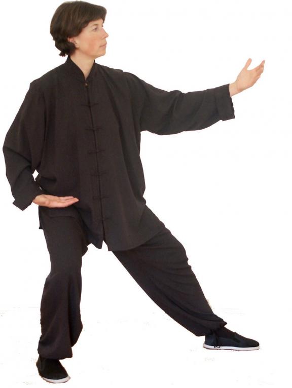 Birgit Siemssen zeigt eine Tai Chi-Figur