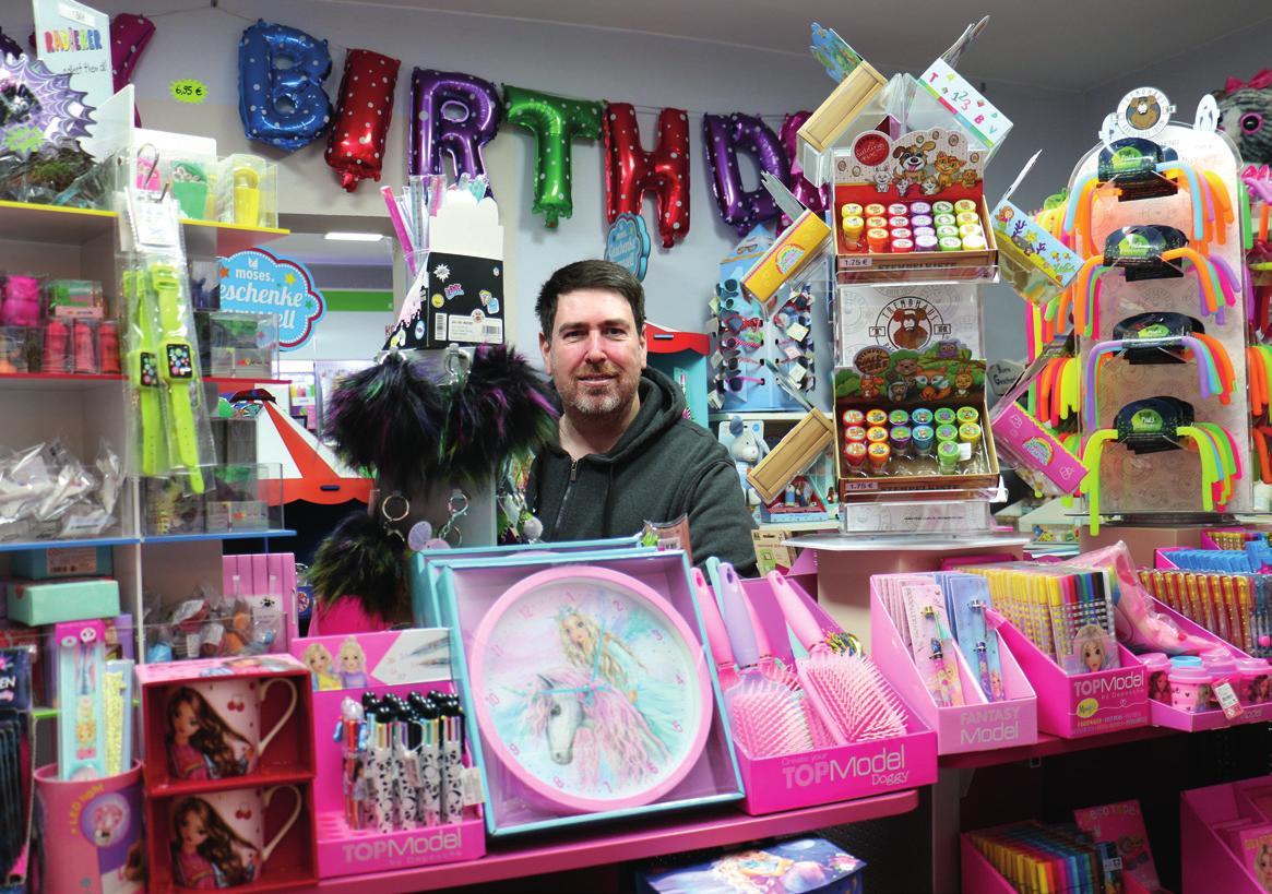 Kolja Schnöller (47) liebt seinen kleinen Laden an der Ulzburger Straße 451 (u.) und das Gespräch mit den Kund:innen.  Kolja Schnöller (47) liebt seinen kleinen Laden an der Ulzburger Straße 451 (u.) und das Gespräch mit den Kund:innen.