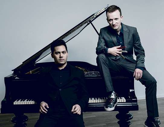 Mit Konstantin Reinfeld & Benyamin Nuss erobert ein außergewöhnliches Duo die Bühnen. Der Anstrich des Außergewöhnlichen ist schon der exotisch anmutenden Instrumentierung geschuldet – suchen diatonische Mundharmonika und Piano im Duo nicht gar weltweit ihresgleichen Mit Konstantin Reinfeld & Benyamin Nuss erobert ein außergewöhnliches Duo die Bühnen. Der Anstrich des Außergewöhnlichen ist schon der exotisch anmutenden Instrumentierung geschuldet – suchen diatonische Mundharmonika und Piano im Duo nicht gar weltweit ihresgleichen