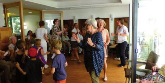 Kinder und Senioren singen, tanzen, musizieren zusammen