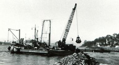 Bagger vor Neumühlen