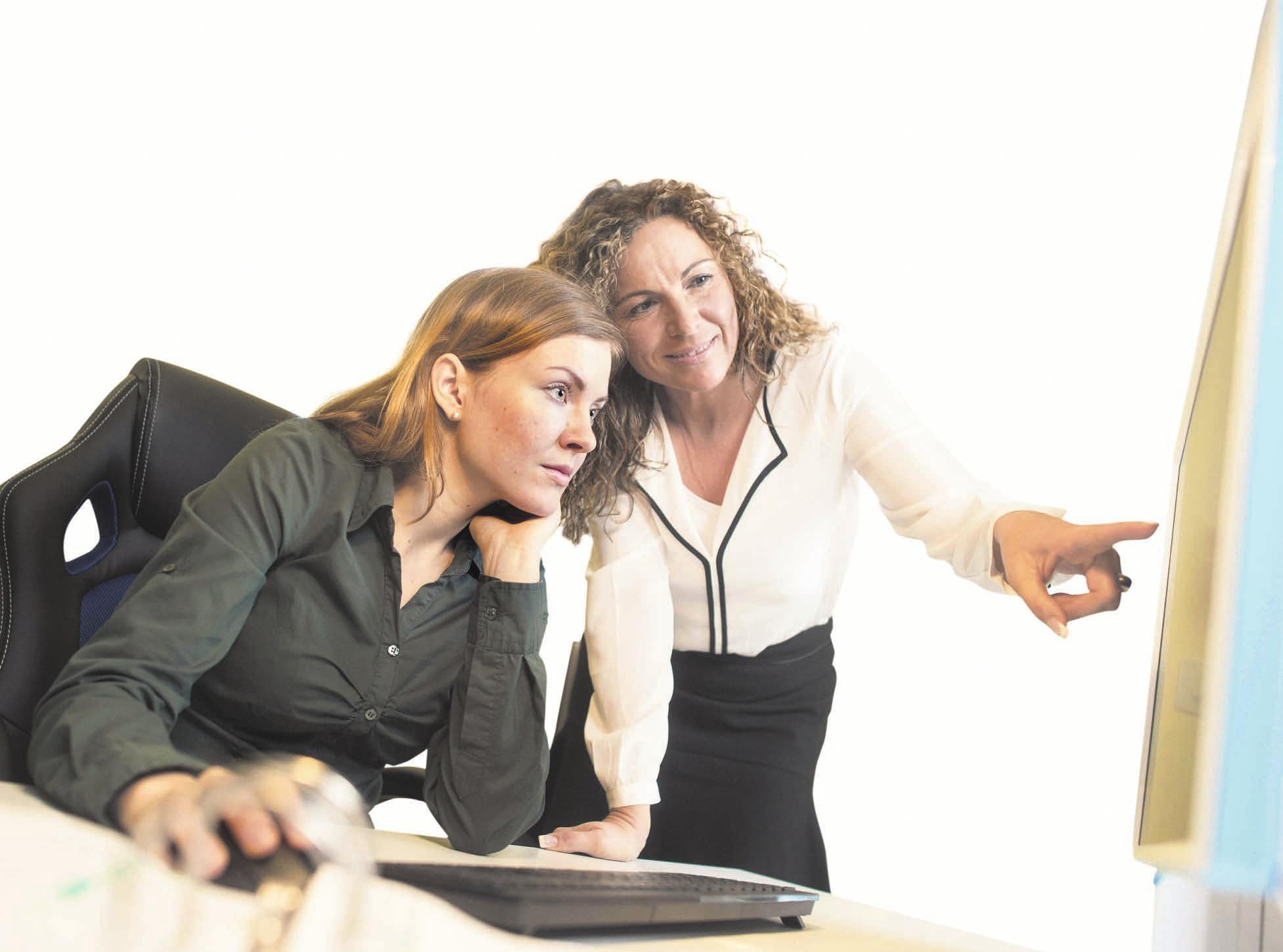 Wer neu in einem Unternehmen ist, sollte erst mal zuhören. FOTO: KLAUS-DIETMAR GABBERT/DPA-TMN Wer neu in einem Unternehmen ist, sollte erst mal zuhören. FOTO: KLAUS-DIETMAR GABBERT/DPA-TMN