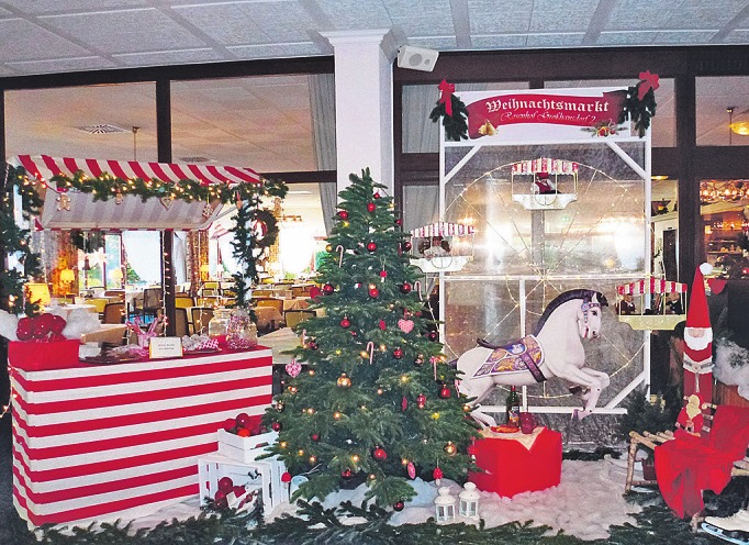 Auf dem Weihnachtsmarkt der Seniorenwohnanlage Rosenhof Großhansdorf 2 können Besucher nach Dekorationen, Bastelartikeln und Geschenken fürs Fest Ausschau halten Auf dem Weihnachtsmarkt der Seniorenwohnanlage Rosenhof Großhansdorf 2 können Besucher nach Dekorationen, Bastelartikeln und Geschenken fürs Fest Ausschau halten