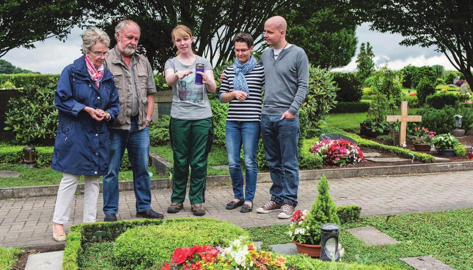 Die Grabbepflanzung und die individuelle Kundenberatung gehören zu den wichtigsten Leistungen von Friedhofsgärt. Foto: djd/Gesellschaft deutscher Friedhofsgärtner/Caroline Seidel Die Grabbepflanzung und die individuelle Kundenberatung gehören zu den wichtigsten Leistungen von Friedhofsgärt. Foto: djd/Gesellschaft deutscher Friedhofsgärtner/Caroline Seidel