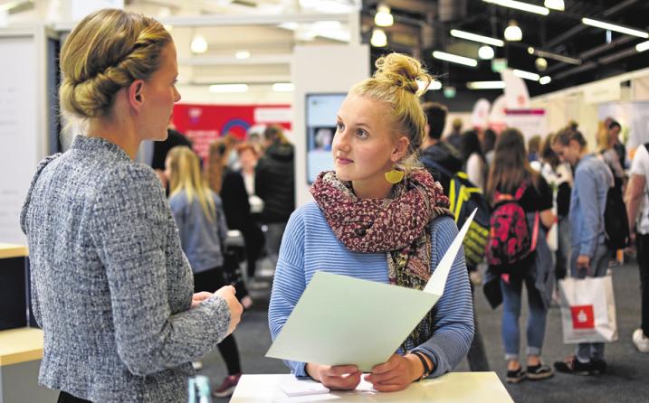 Ein Bild von der letzten vocatium-Messe in Hamburg: Hier vereinbaren Schüler bereits im Vorfeld Einzeltermine mit Ausstellern ihrer Wahl – so können sich beide Seiten optimal aufeinander vorbereiten. Foto: IfT GmbH Ein Bild von der letzten vocatium-Messe in Hamburg: Hier vereinbaren Schüler bereits im Vorfeld Einzeltermine mit Ausstellern ihrer Wahl – so können sich beide Seiten optimal aufeinander vorbereiten. Foto: IfT GmbH