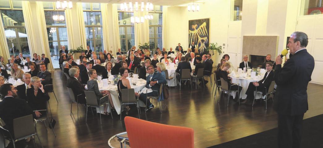 Gerhard Schröder, Bundeskanzler a.D. und Schirmherr der Initiative Hilfe für ALS-kranke Menschen, eröffnet die ALS-Spendengala im Festsaal des Hauses Würth.