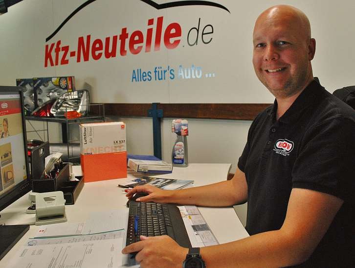 Im Online-Shop KFZ-Neuteile.de von Kiesow bietet Dennis Kiesow hochwertige Neuteile von namhaften Herstellern an – einfach online bequem das Passende fürs Fahrzeug aussuchen. Fotos: Tina Jordan Im Online-Shop KFZ-Neuteile.de von Kiesow bietet Dennis Kiesow hochwertige Neuteile von namhaften Herstellern an – einfach online bequem das Passende fürs Fahrzeug aussuchen. Fotos: Tina Jordan
