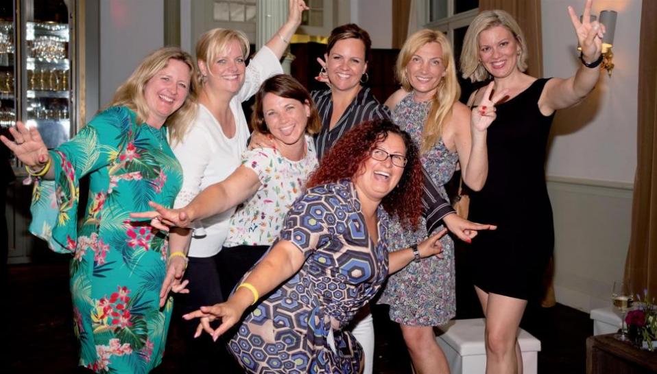 Bei dem hervorragenden Wetter ließ sich eine gesellige Sommernacht mit viel Spaß nicht vermeiden, wie die Mädels hier beweisen. (von links): Nadine Witt, Jana Schellhorn, Stephanie Meggers, Nadine Broocks, Gloria Neuenkirch (vorn), Katja Köppen und Sandra Blechschmidt