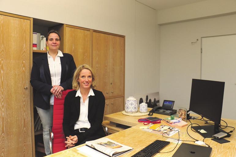 Julia Karsten-Plambeck (stehend, l.) und Annette Plambeck-Warrelmann lenken als Gesellschafterinnen das Unternehmen.  Julia Karsten-Plambeck (stehend, l.) und Annette Plambeck-Warrelmann lenken als Gesellschafterinnen das Unternehmen.