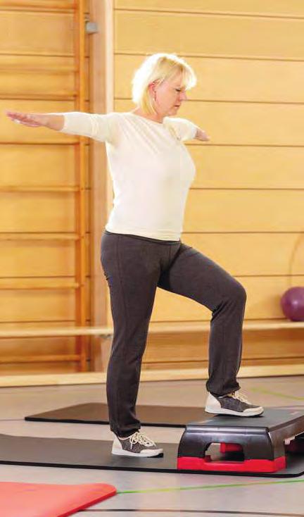 In vielen Vereinen und Fitnessclubs werden spezielle Kurse für Ältere angeboten. Bei den Übungseinheiten sollte man vor allem auf passendes Schuhwerk achten Fotos: djd/Florett – Varomed In vielen Vereinen und Fitnessclubs werden spezielle Kurse für Ältere angeboten. Bei den Übungseinheiten sollte man vor allem auf passendes Schuhwerk achten Fotos: djd/Florett – Varomed