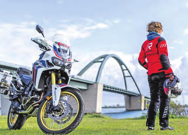 Die Africa Twin vor der Fehmarnsundbrücke: Hier geht es rüber auf die Insel. Die 963 Meter lange Brücke wird auch Kleiderbügel genannt. Fotos: Dennis Ciminski Die Africa Twin vor der Fehmarnsundbrücke: Hier geht es rüber auf die Insel. Die 963 Meter lange Brücke wird auch Kleiderbügel genannt. Fotos: Dennis Ciminski