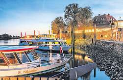 Ganz im Süden Hamburgs lockt das direkt am Anleger der Elbfähre gelegene Zollenspieker Fährhaus mit einem zauberhaften Ambiente – draußen wie drinnen Ganz im Süden Hamburgs lockt das direkt am Anleger der Elbfähre gelegene Zollenspieker Fährhaus mit einem zauberhaften Ambiente – draußen wie drinnen