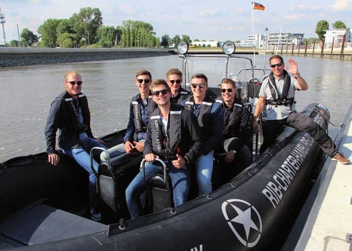 Konstantin Voelzke (Mitte vorn) ging mit seinen Freunden an Bord des Speedboats von Stephan Preuß (rechts)