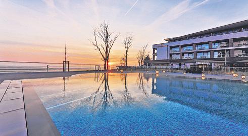 Eintauchen und wohlfühlen: Im beheizten Außenpool des Upstalsboom Wellness Resort geht das auch in der kühlen Jahreszeit Eintauchen und wohlfühlen: Im beheizten Außenpool des Upstalsboom Wellness Resort geht das auch in der kühlen Jahreszeit