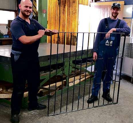 Diese große Fenstersicherung aus Stahl haben Pascal Hohn (l.) und Ivan Khorosharin aktuell gefertigt. Fotos: Tina Jordan Diese große Fenstersicherung aus Stahl haben Pascal Hohn (l.) und Ivan Khorosharin aktuell gefertigt. Fotos: Tina Jordan