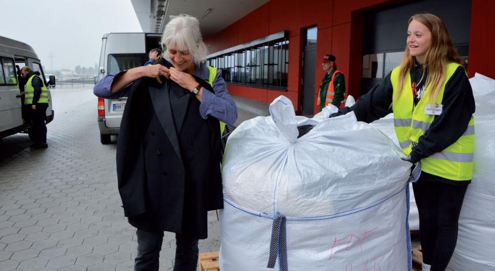 Die „Big Bags“ enthalten zahlreiche Sachspenden aus verschiedenen Bereichen des Inventars wie zum Beispiel Kleidung, Bettwäsche und Vorhänge