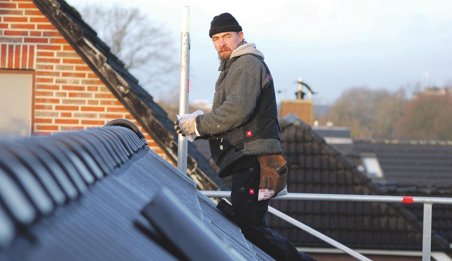 Nach einem Orkan können schon einmal Dachziegel stark beschädigt sein: Uwe Roggenbuck kontrolliert oben am First des Gebäudes die Abdeckungen Fotos: Tina Jordan Nach einem Orkan können schon einmal Dachziegel stark beschädigt sein: Uwe Roggenbuck kontrolliert oben am First des Gebäudes die Abdeckungen Fotos: Tina Jordan