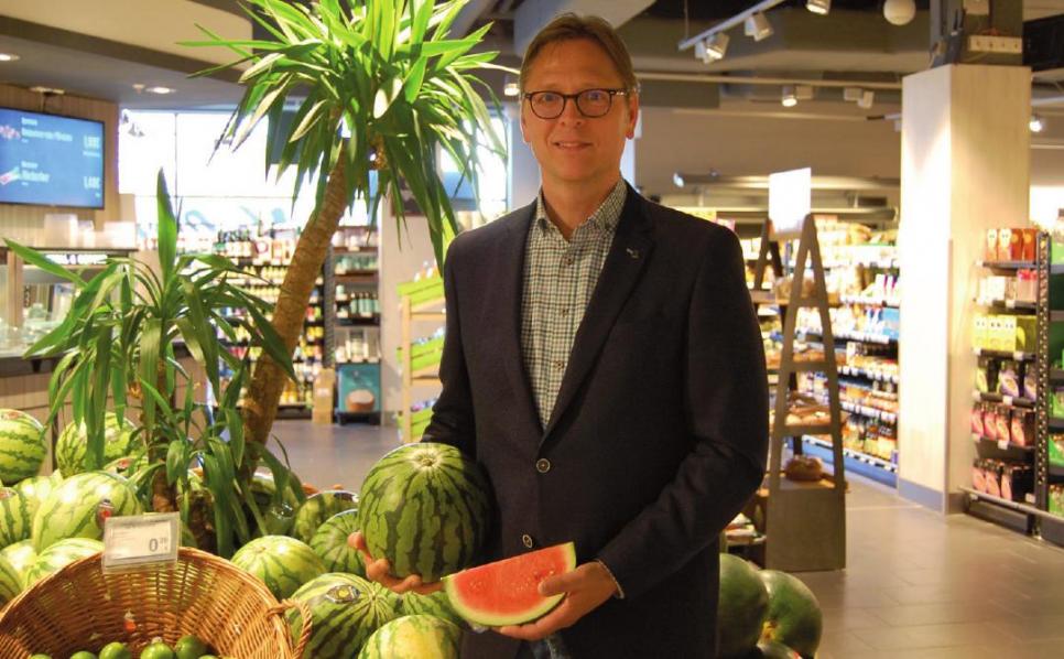 Kaufmann Volker Klein in seinem Edeka Markt am Elbe Einkaufszentrum. FOTO: HÖSCH