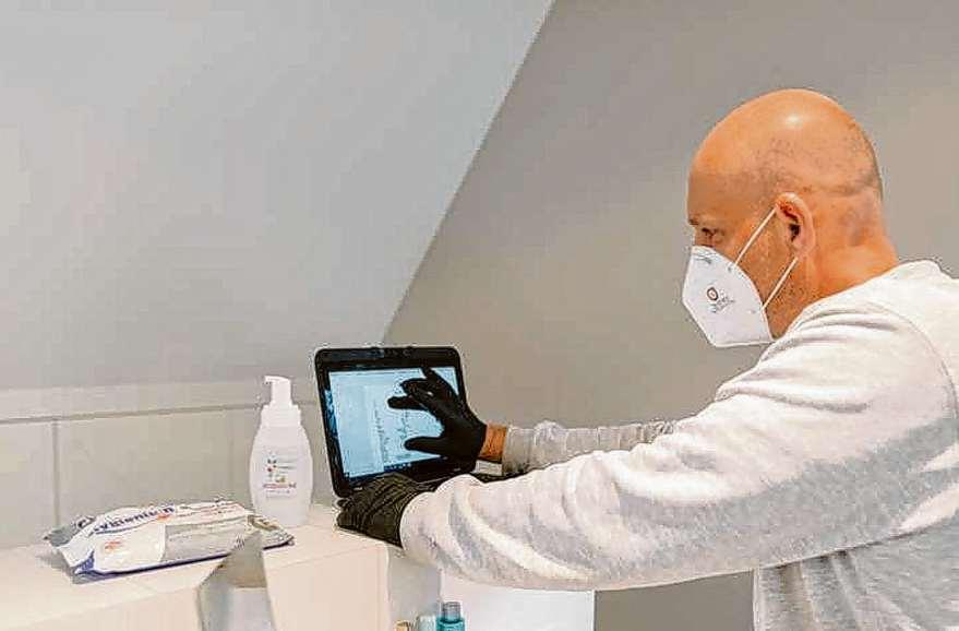 Grundlegende Hygieneregeln werden vom Sanitärhandwerker uneingeschränkt eingehalten Foto: djd/ZVSHK Grundlegende Hygieneregeln werden vom Sanitärhandwerker uneingeschränkt eingehalten Foto: djd/ZVSHK