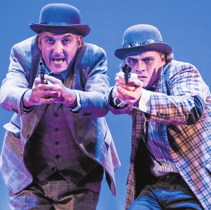 Baskerville ist eine Krimi-Komödie des Altonaer Theaters von Ken Ludwig nach dem Roman des Sherlock-Holmes-Erfinders Arthur Conan Doyle. Der berühmte Detektiv ist zusammen mit Dr. Watson auf der Pirsch nach einem blutrünstigen Höllenhund. Foto: Baraniak/Altonaer Theater Baskerville ist eine Krimi-Komödie des Altonaer Theaters von Ken Ludwig nach dem Roman des Sherlock-Holmes-Erfinders Arthur Conan Doyle. Der berühmte Detektiv ist zusammen mit Dr. Watson auf der Pirsch nach einem blutrünstigen Höllenhund. Foto: Baraniak/Altonaer Theater