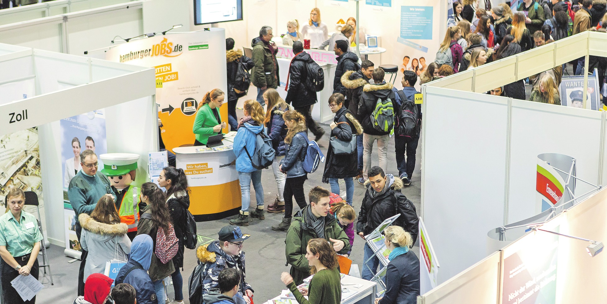 An den Messeständen könnt ihr auch mit Azubis der Unternehmen sprechen. FOTO: EINSTIEG GMBH An den Messeständen könnt ihr auch mit Azubis der Unternehmen sprechen. FOTO: EINSTIEG GMBH