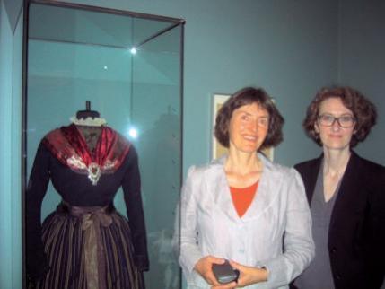 Verena Fink, Kuratorin, und Vanessa Hirsch, stellvertretende Direktorin, vor Ansichten aus den Elbvororten
