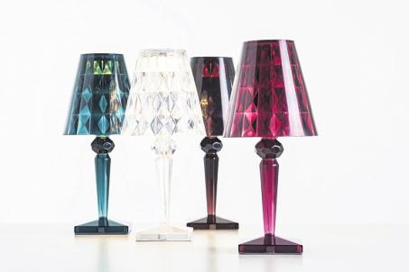 Outdoor-Tischleuchte von Kartell, die über USB geladen wird FOTO: PR Outdoor-Tischleuchte von Kartell, die über USB geladen wird FOTO: PR