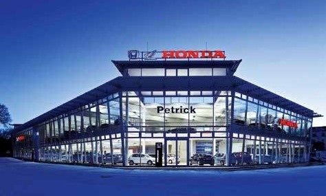 Der großzügige Bau in der Alten Volksparkstraße wirkt auch in den Abendstunden einladend. Foto: Honda Petrick Der großzügige Bau in der Alten Volksparkstraße wirkt auch in den Abendstunden einladend. Foto: Honda Petrick