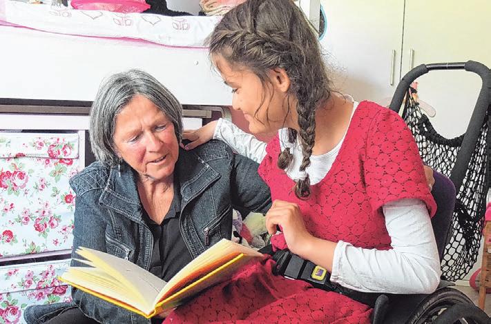 Kirsten Knut, ehrenamtliche Hospizbegleiterin, besucht die schwerkranke Magdalena Paul Foto: Stefanie Langos Kirsten Knut, ehrenamtliche Hospizbegleiterin, besucht die schwerkranke Magdalena Paul Foto: Stefanie Langos